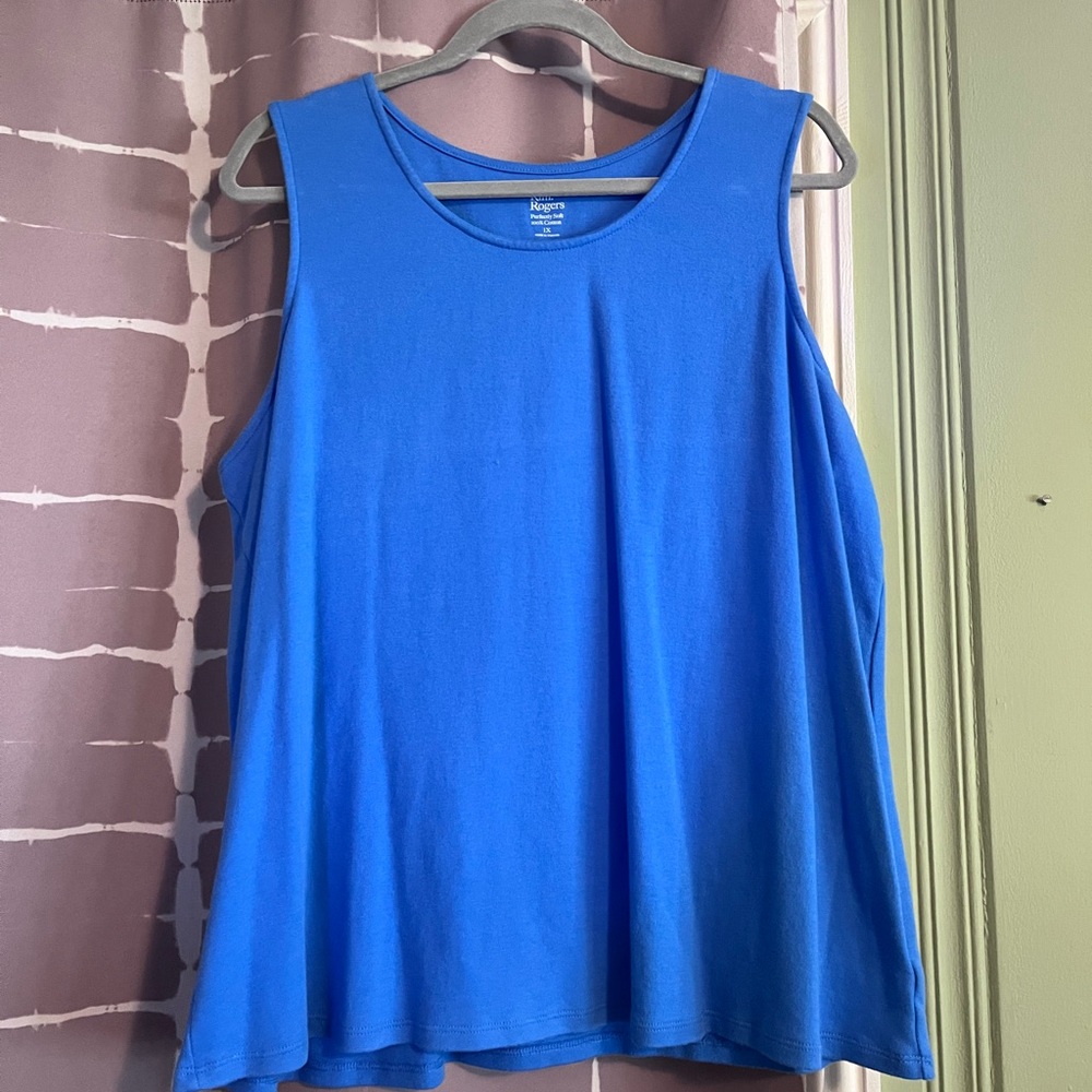 Kim Rogers beautiful Blue Sleeveless Top